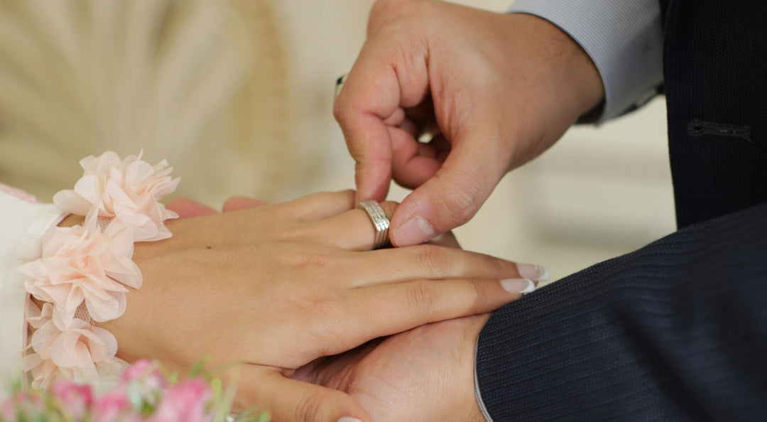 How to Give a Promise Ring to Your Girlfriend